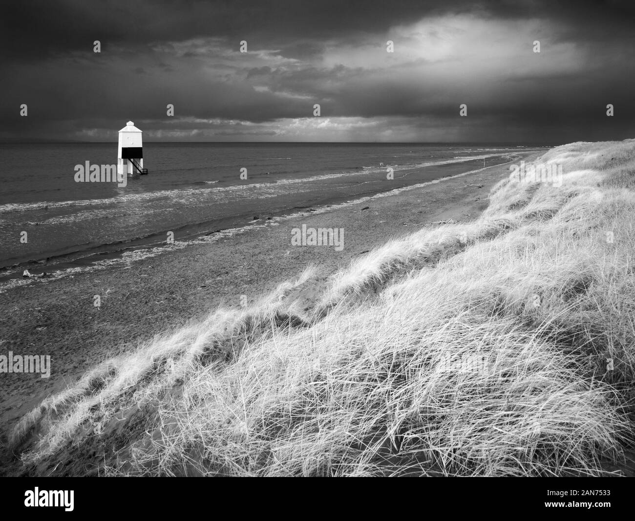 Ein IR-Bild der Sanddünen und der niedrigen Leuchtturm am Strand von Burnham-on-Sea, Somerset, England. Stockfoto