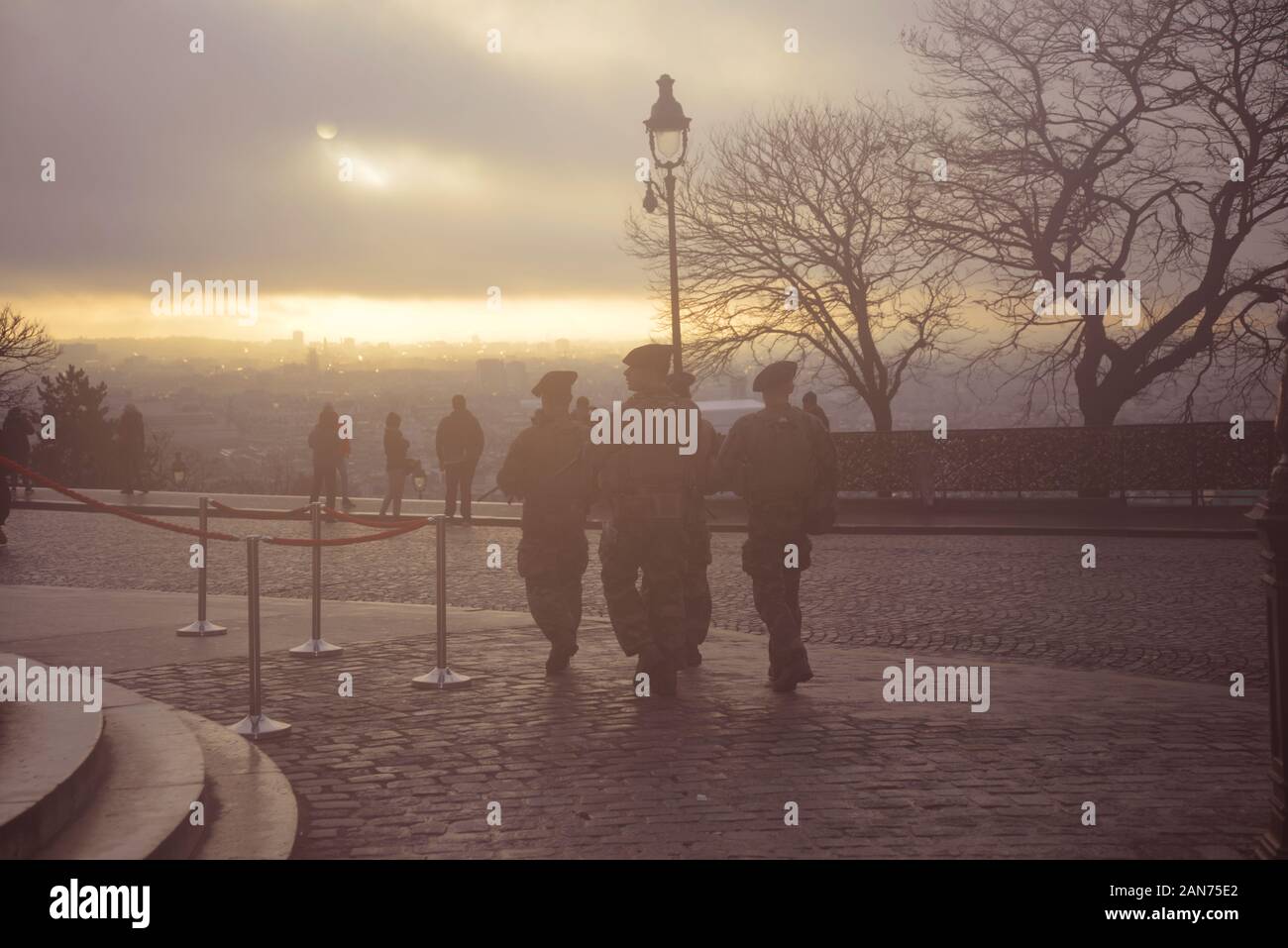 Parachute Regiment die Straßen patrouillieren in Montmartre Paris, durch pasakdek Stockfoto