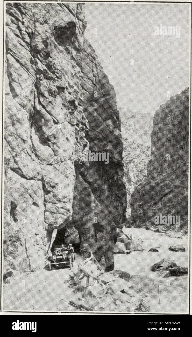 Haynes neuen Guide und komplette Autofahrer Straße Protokoll der Yellowstone National Park. rminus des Chicago, Bur-lington und Quincy Railroad Zweig. Von Cody der Au tomobile Highway führt die Shoshone River 55,2 der östlichen Grenze von Yellowstone Park milesto. Die hauptschleife Straße in den Park am Lake Junction ist 82,2 Meilen. Burlington Cody Inn, an der Railroad Depot, isnearly eine Meile von Cody, auf der gegenüberliegenden Seite der Shoshone River. (Um die Autofahrer Anmelden Verwendung von thisinteresting Antrieb Kilometerstand Anzeige bei 0,5 an der Sho-glänzte River Bridge. Das komplette Log erscheint in: Dieschrauben des Pa Stockfoto