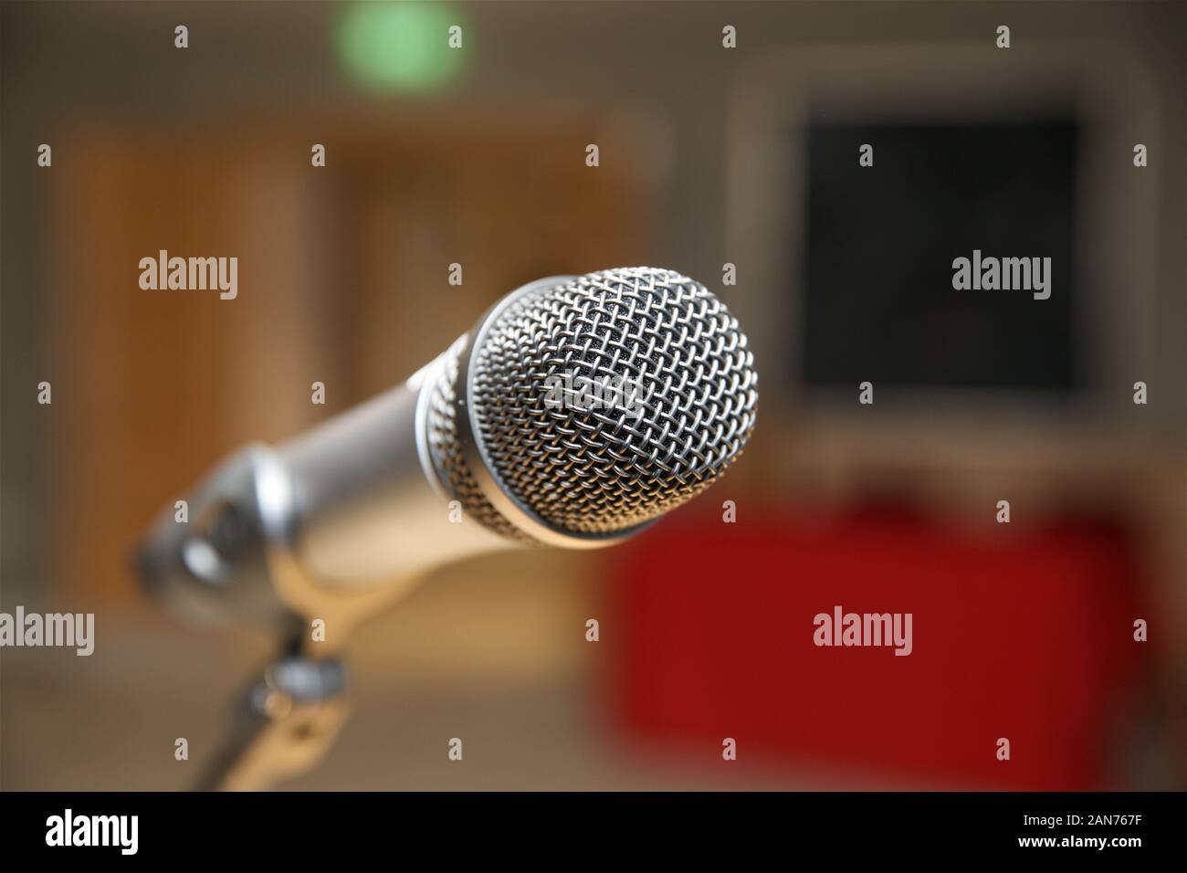 Nahaufnahme von einem Mikrofon mit de-fokussierte Hintergrund. Stockfoto