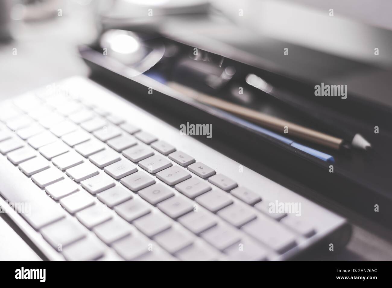 Moderne Büro Schreibtisch Arbeitsbereich mit schließen, die auf dem Computer Tastatur Stockfoto