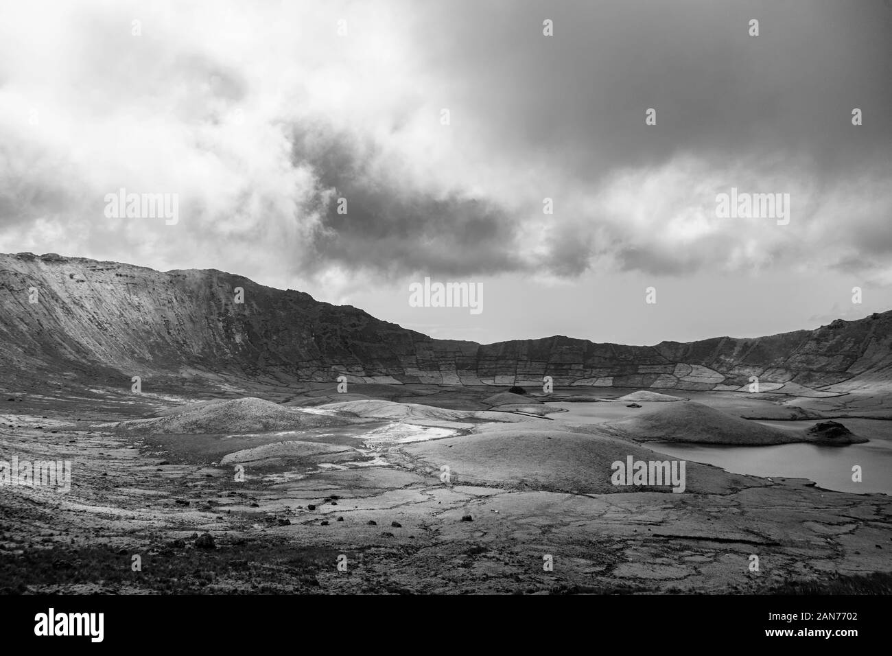 Schöne schwarze und weiße Aussicht auf die bezaubernde Corvo Krater auf der Insel Corvo auf den Azoren, Portugal. Stockfoto