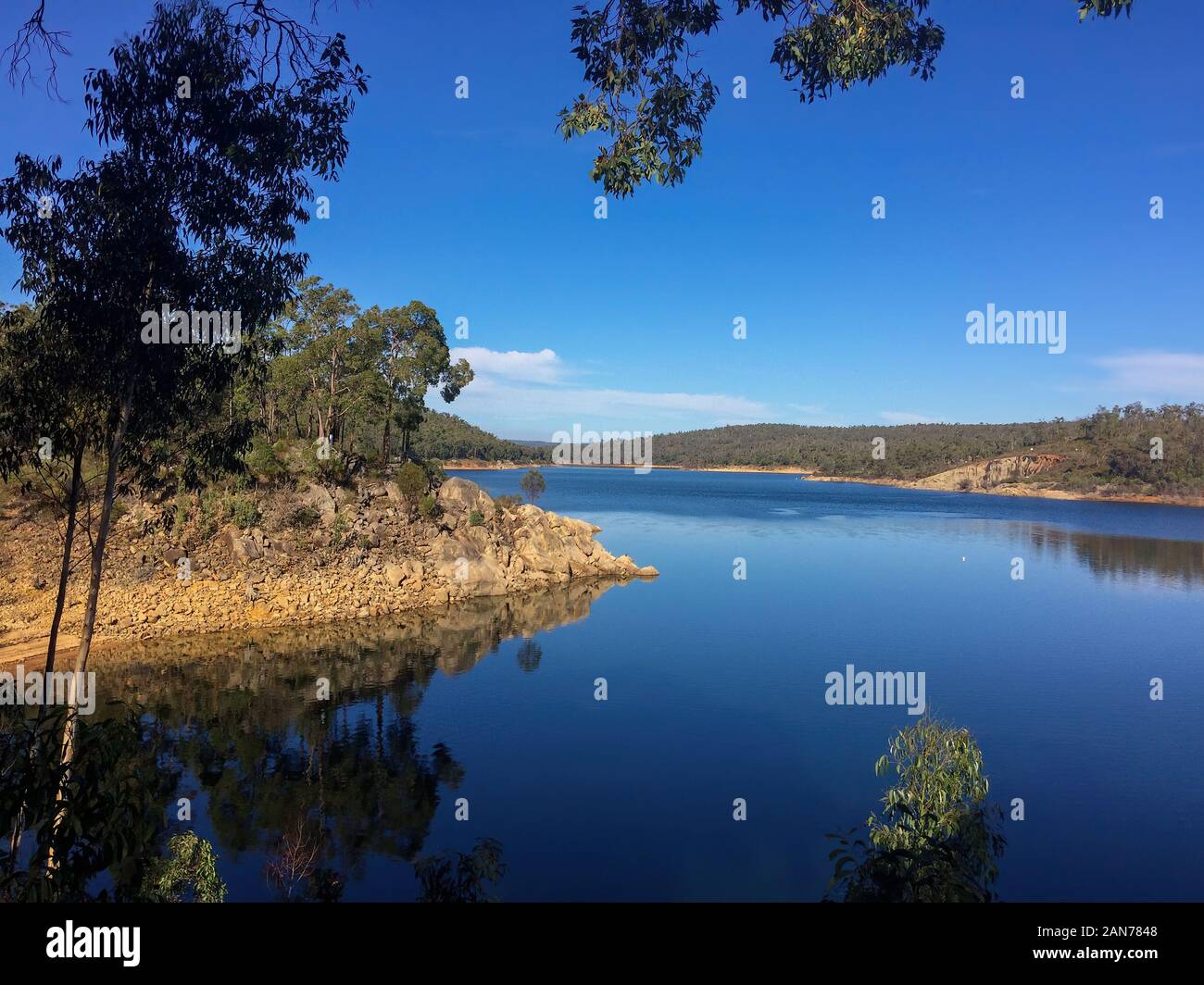 Wunderschöne Landschaft von einem blauen See, Säger Tal in Westaustralien, See CY O Connor. In der Nähe der Stadt Perth Stockfoto
