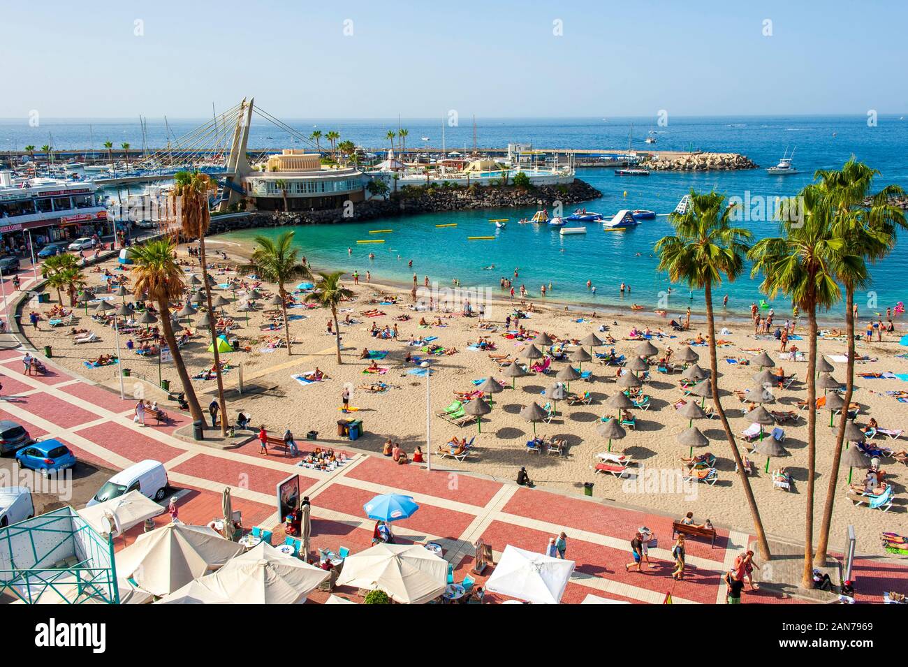 Kanarische Insel Teneriffa, SPANIEN - 26 Dez, 2019: Der Boulevard in der Nähe der Strand Playa La Pinta Puerto Colon. Ein sehr beliebter Strand in der Nähe der Stadt S Stockfoto
