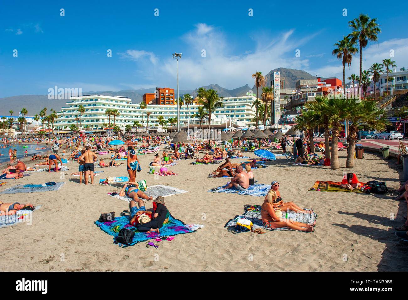 Kanarische Insel Teneriffa, SPANIEN - 26 Dez, 2019: Touristen sind entspannend auf Playa La Pinta Puerto Colon. Ein sehr beliebter Strand in der Nähe der Stadt San Eugenio. Stockfoto