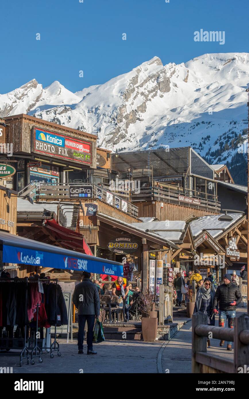 La Clusaz Ski Resort und sonnigen verschneiten Bergen im französischen Département Haute-Savoie in der Region Rhône-Alpes Auvergne-Rh im Südosten Frankreich Stockfoto