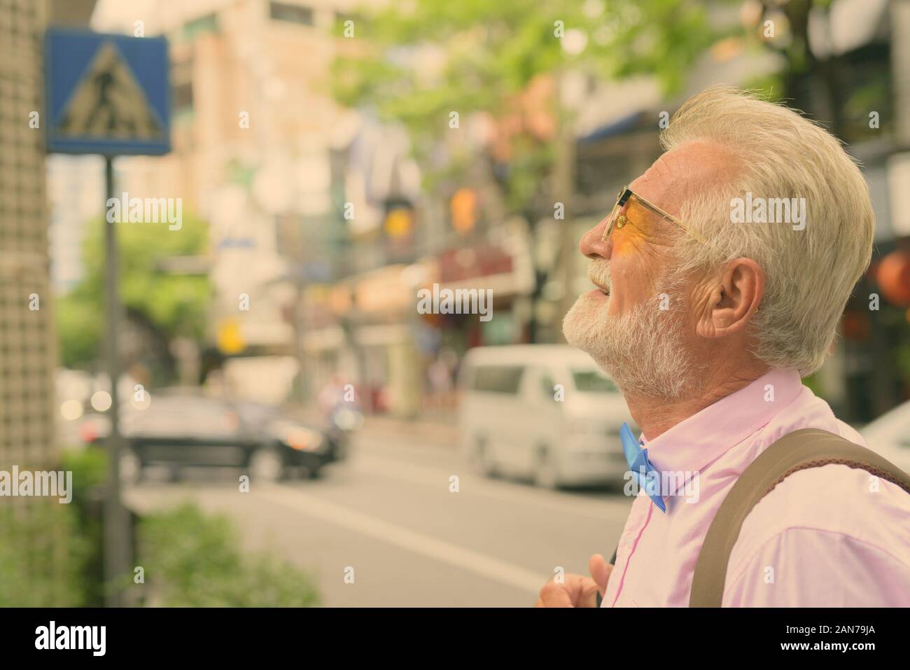 Stattliche senior touristische Mann die Stadt zu erkunden Stockfoto
