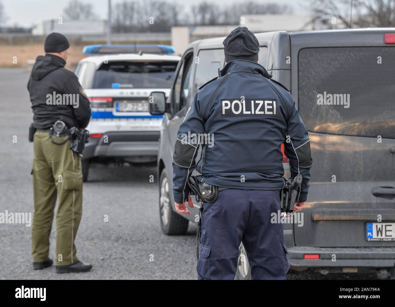 14. Januar 2020, Brandenburg, Frankfurt (Oder): Sven Umland (r), Senior Polizeichef an der Föderalen Polizei und Damian Kuzynin, aus der polnischen Grenzbeamten prüfen, ob Reisende in einem Van an einer Raststätte auf der Autobahn 12, während die deutschen und polnischen Grenzbeamten Patrouille Oder und Neisse zusammen, und seit dem Herbst, auch in neue Fahrzeuge. Dennoch, der Kampf gegen die grenzüberschreitende Kriminalität bleibt schwierig, nicht zuletzt aufgrund der Verkehrsdichte. Foto: Patrick Pleul/dpa-Zentralbild/ZB Stockfoto