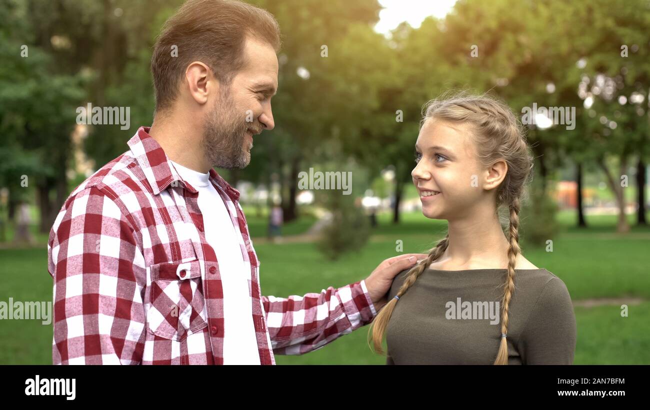 Stolzer Vater, Tochter, Glückwunsch mit Hochschulreife, Erfolg Stockfoto