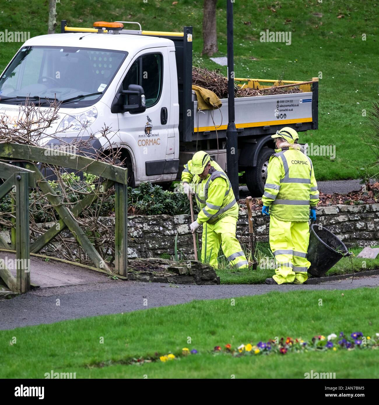 Cormac Boden Wartung Arbeiter Clearing der Datenstrom über Trenance Gärten in Newquay in Cornwall fließt. Stockfoto