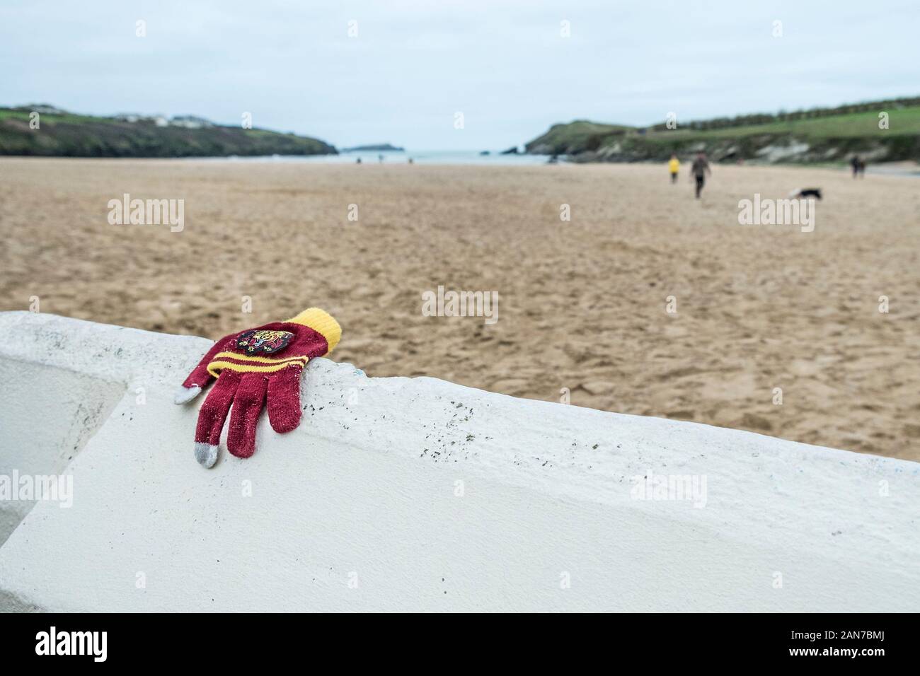 Eine verlorene linken Handschuh auf eine Wand von Porth Strand in Newquay in Cornwall. Stockfoto