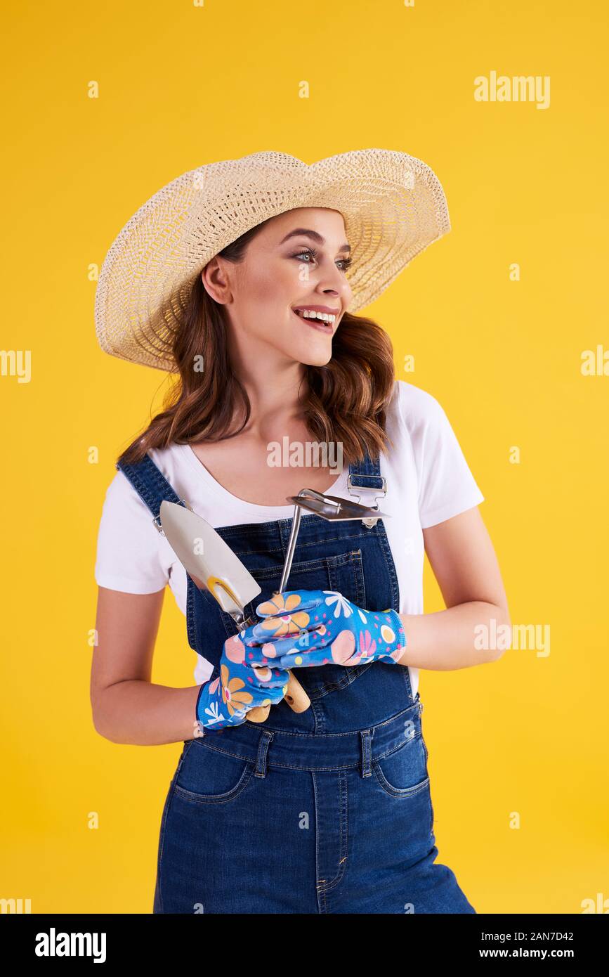Schöne Frau mit Gartengeräten im Studio shot Stockfoto