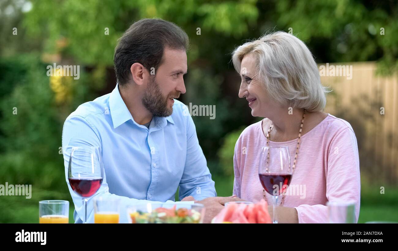 Son-in-law im Gespräch mit Schwiegermutter, respektvolle Beziehungen und Verständnis Stockfoto