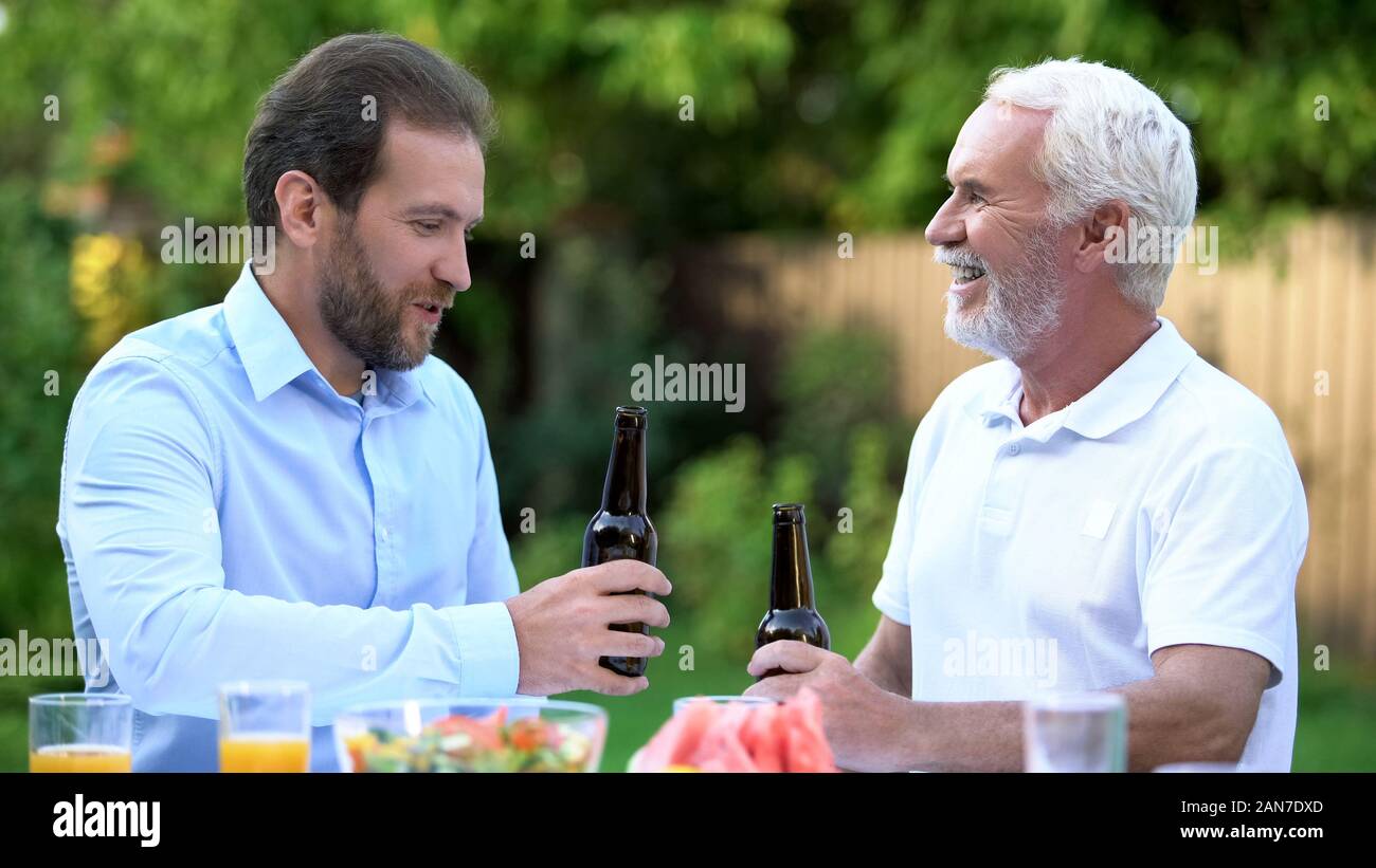 Son-in-law trinken Bier mit Schwiegervater, Verständnis und Respekt Stockfoto