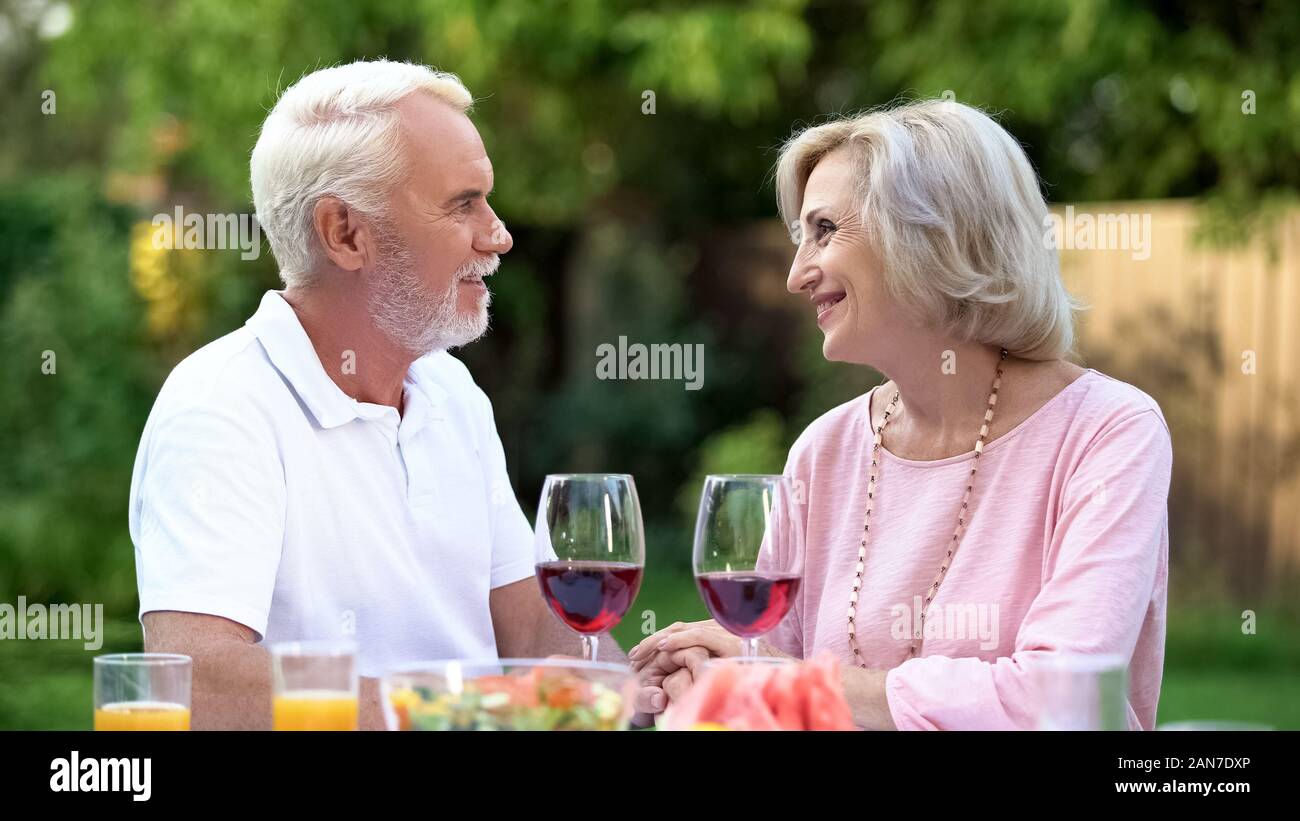 Alte paar Jubiläum feiert, Wein trinken, die ewige Liebe Beziehungen Stockfoto