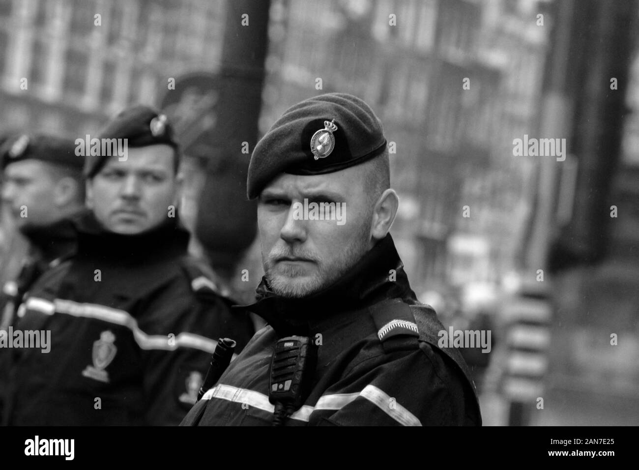 Koninklijke Marechaussee bei der Arbeit auf die Könige Rezeption Amsterdam Die Niederlande 2020 Stockfoto