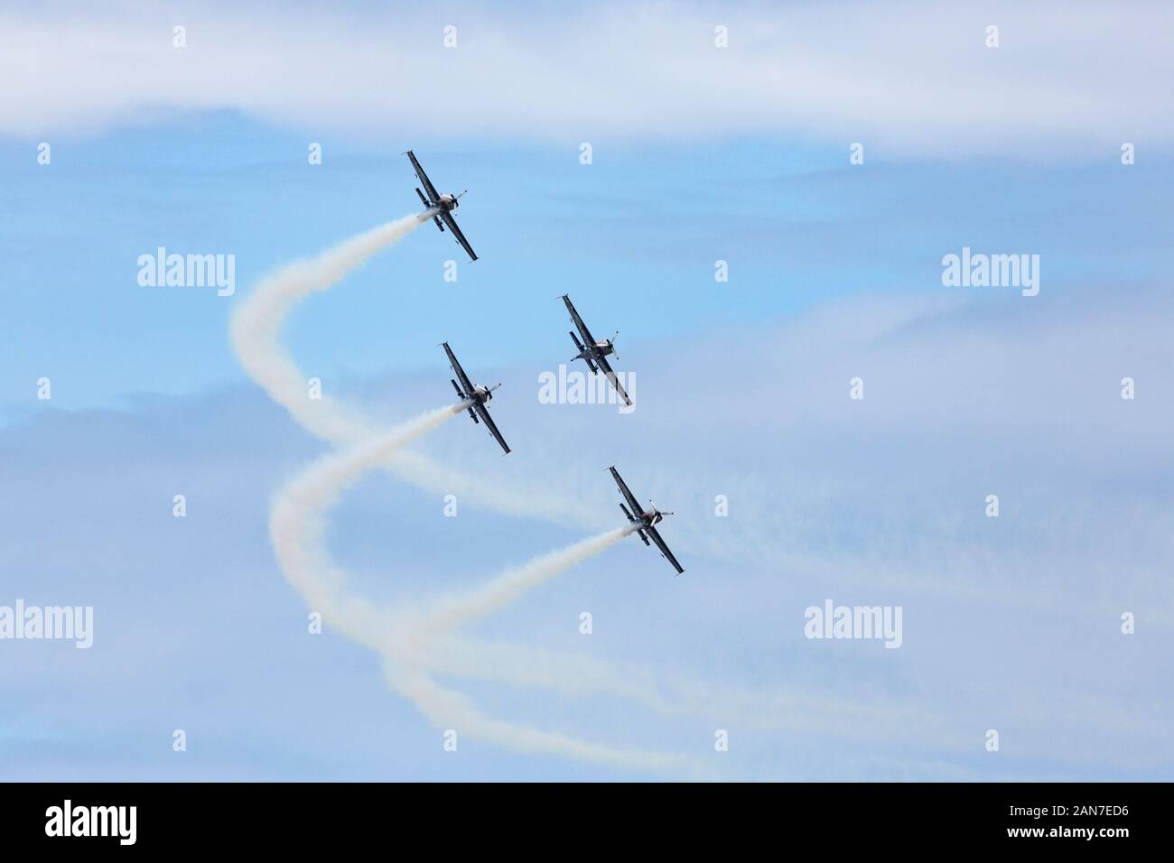 Sunderland. England. 07.25.15. Ein Kunstflug display Team in Sukhoi SU-26 M3 Einsitzer aerobatic Flugzeug aus der ehemaligen Sowjetunion. Stockfoto