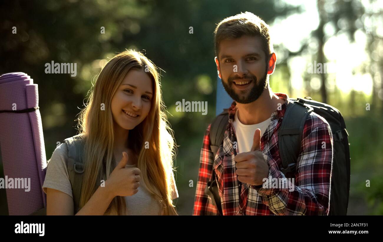 Lächelnd Camper zeigen Daumen oben in Wald, Erholung Aktivität für Ex-Süchtige Stockfoto