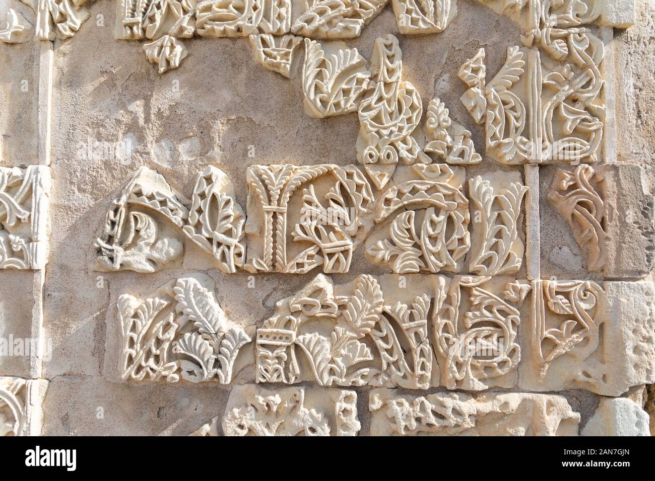 Cordoba, Spanien - 1 November 2019: Fragment der Wand mit floralen paterns im 10. Jahrhundert ruiniert Maurischen mittelalterliche Stadt Medina Azahara in Andalusien auf Keine Stockfoto