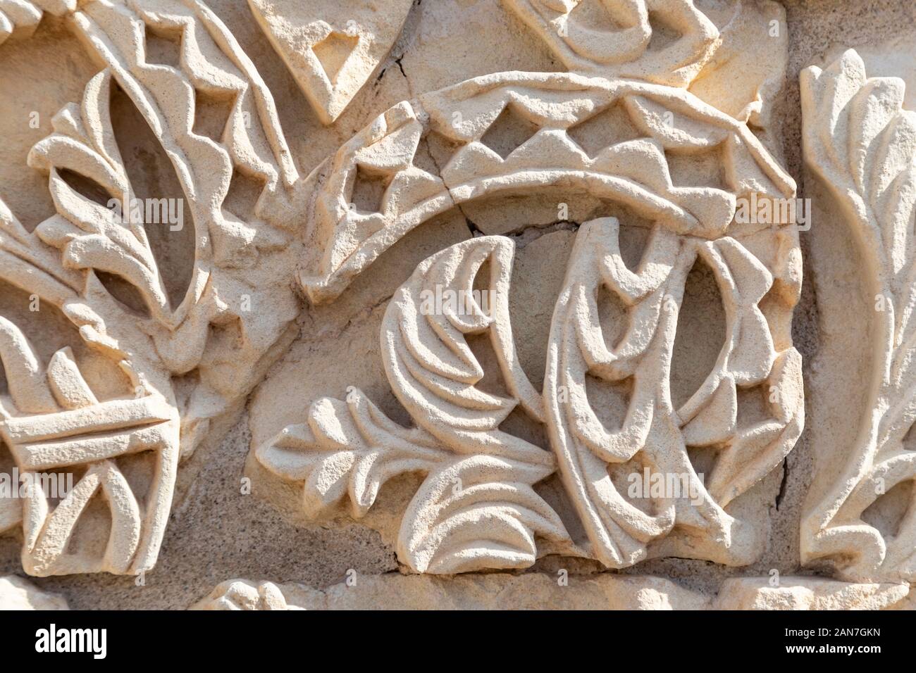 Cordoba, Spanien - 1 November 2019: Fragment der Wand mit floralen paterns im 10. Jahrhundert ruiniert Maurischen mittelalterliche Stadt Medina Azahara in Andalusien auf Keine Stockfoto