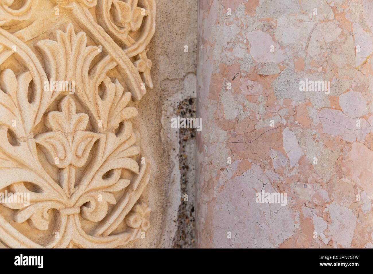 Cordoba, Spanien - 1 November 2019: Fragment der Wand mit floralen paterns im 10. Jahrhundert ruiniert Maurischen mittelalterliche Stadt Medina Azahara in Andalusien auf Keine Stockfoto