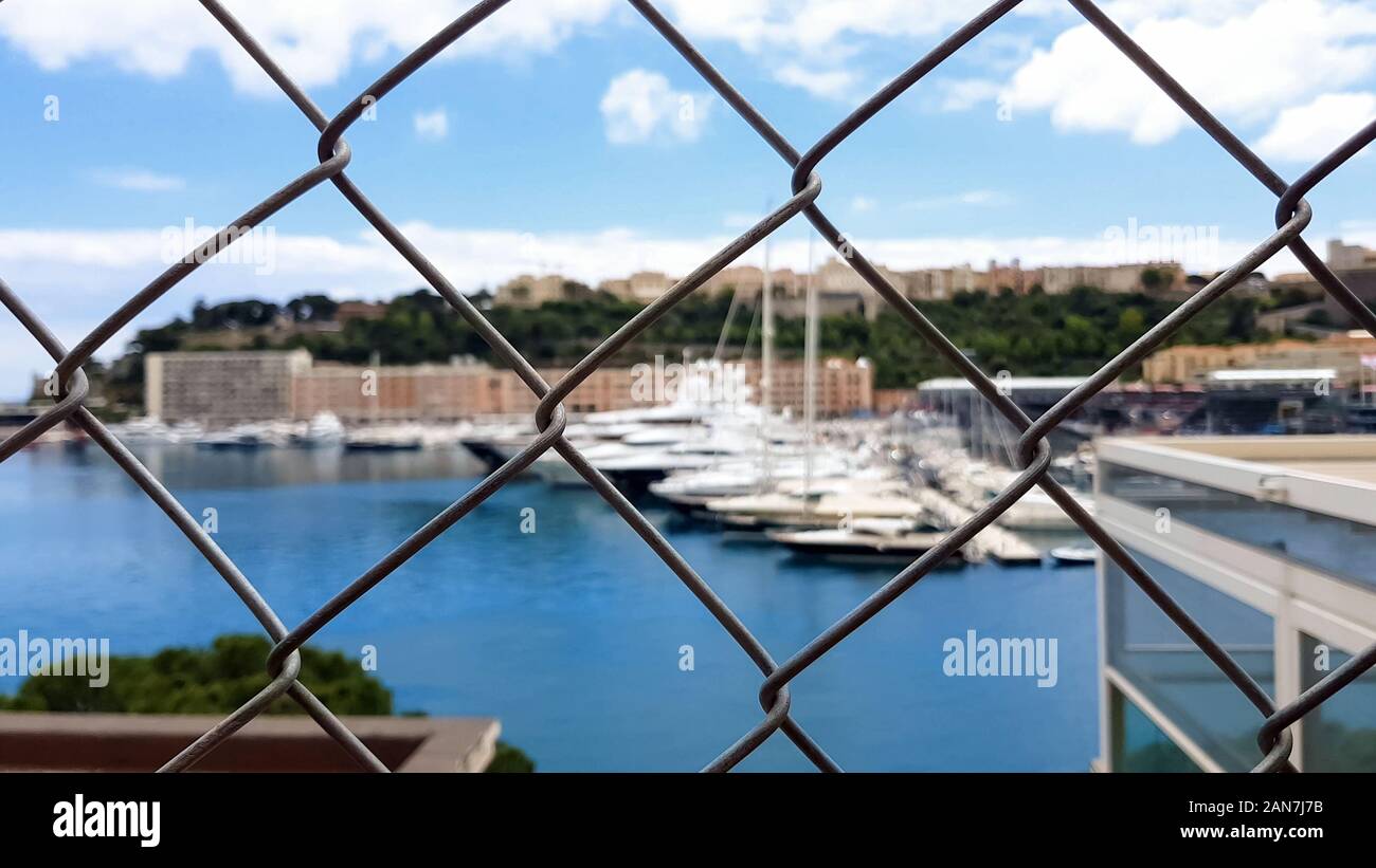 Pov armer Tourist, Anzeigen Yachten hinter dem Zaun, der Mangel an Geld für Luxus rest Stockfoto