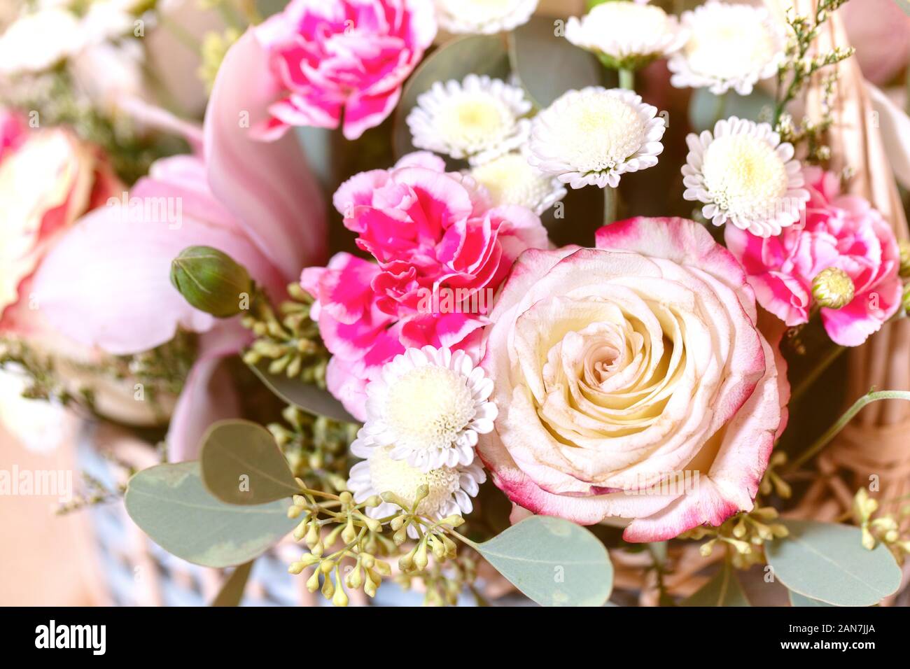 Close-up schönen großen Blumenstrauß aus gemischten Blumen. Blume Hintergrund und Tapeten. Blumen Shop Konzept. Blumen Lieferung Stockfoto