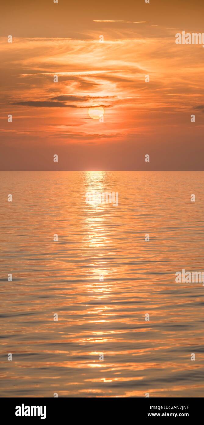 Sonnenuntergang über dem Wasser. Visby, Gotland, Schweden. Skandinavien. Stockfoto