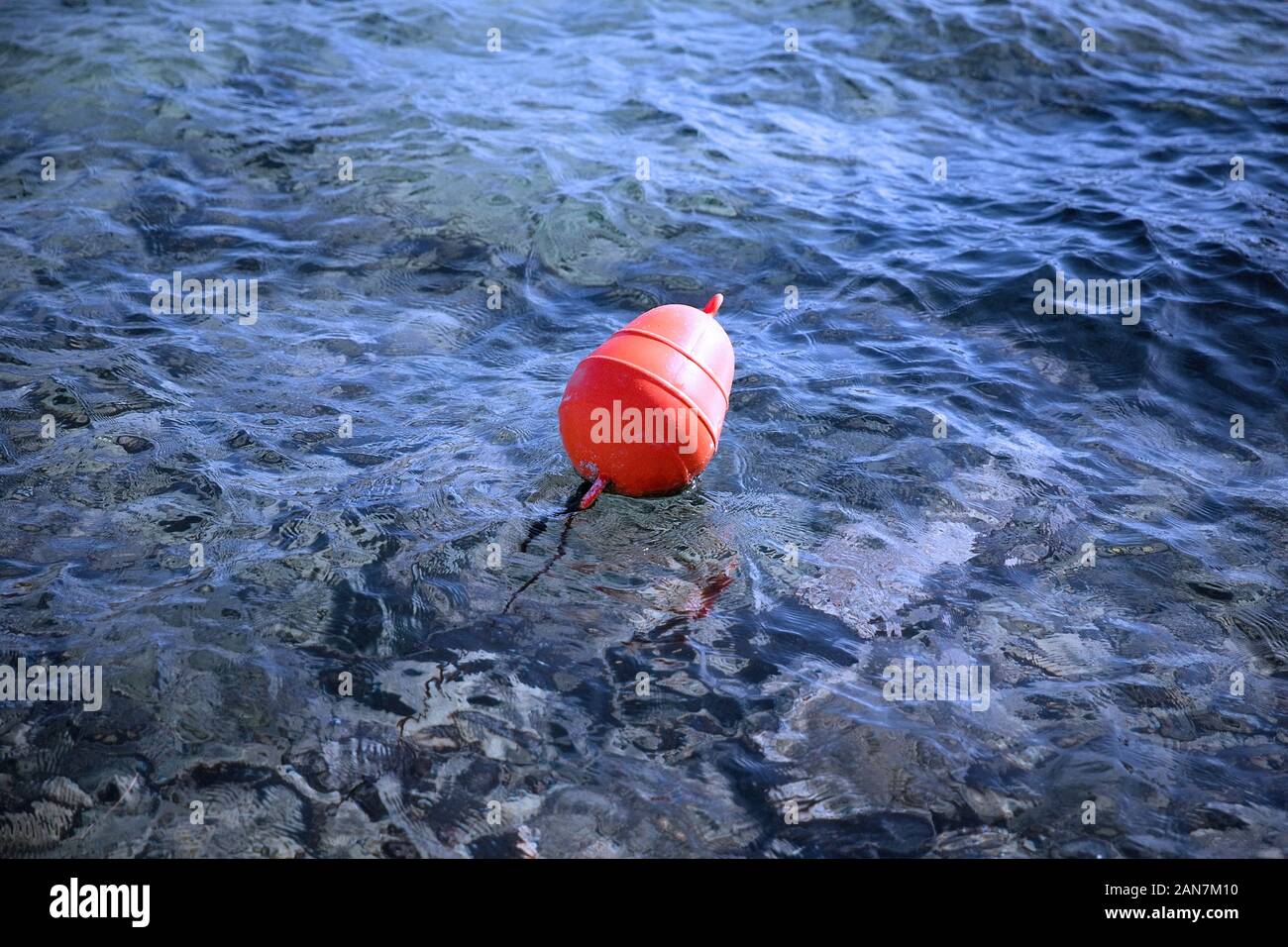 Orange Boje schwimmende in ruhigen blauen Wasser. Stock Bild. Stockfoto