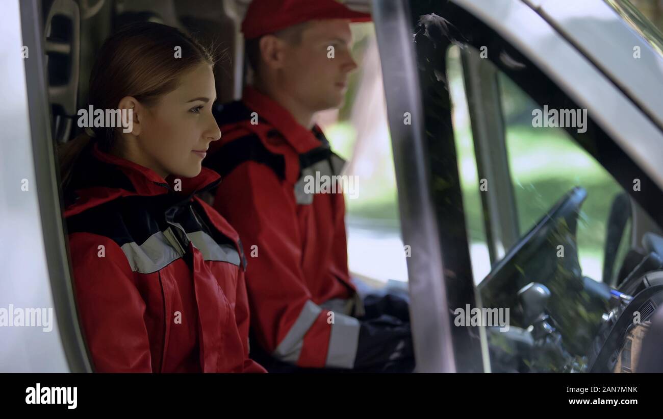 Krankenwagen Crew im Verkehr sitzen, professionelle Emergency Medical Services Stockfoto