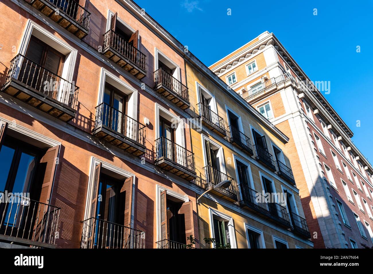 Alten Wohnung Gebäude mit Balkonen im Distrikt Centro von Madrid. Stockfoto