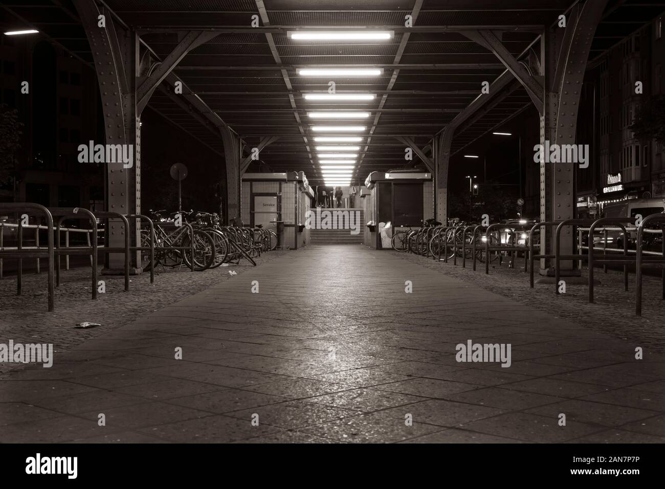 Treppen zum Bahnsteig der U-Bahn Station in Berlin, Eingang zum U-Bahnhof Görlitzer Straße, Berlin Kreuzberg, Nachtaufnahme, Schwarz und Weiß Stockfoto