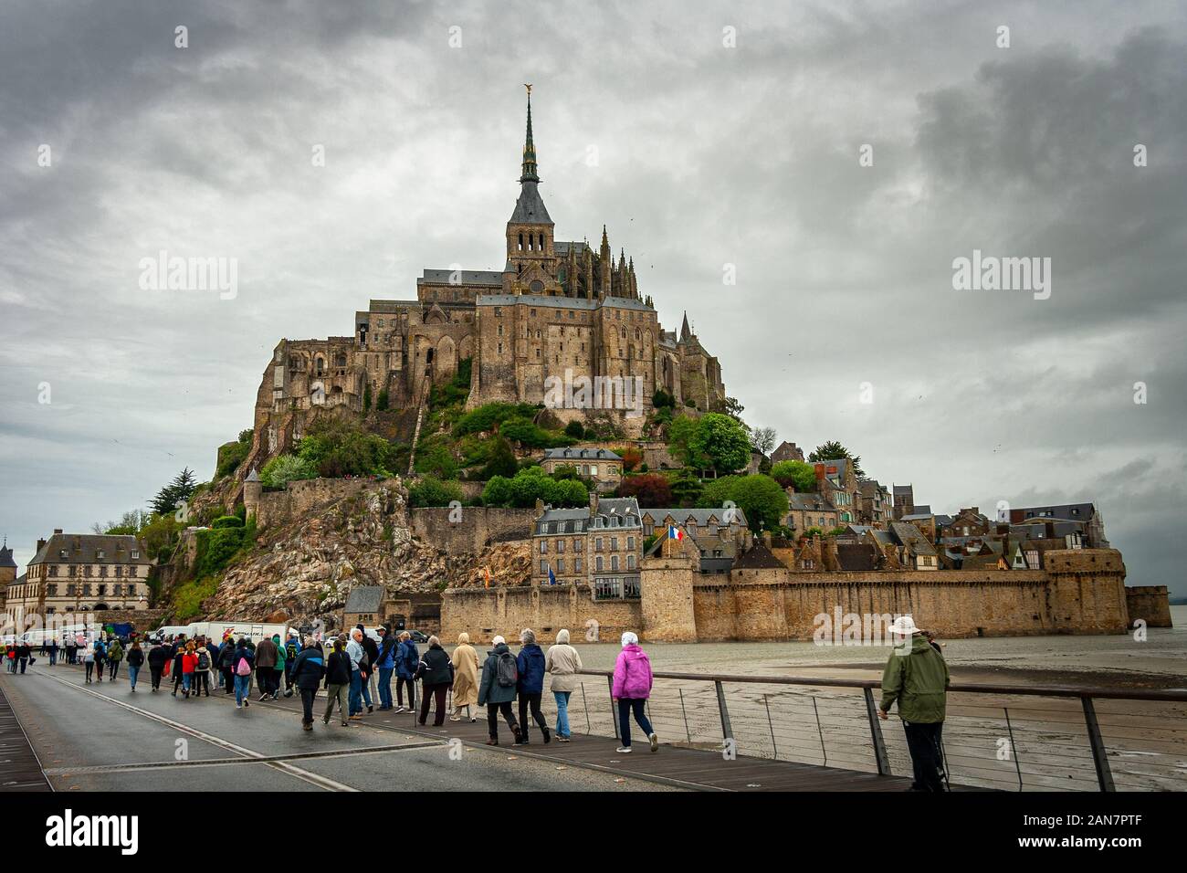 Touristen auf dem Weg zum Mont Saint Michel in der Normandie, Frankreich. Stockfoto