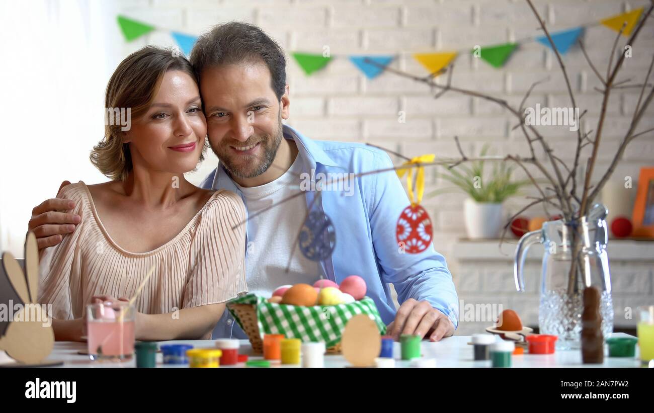 Mann und Frau im toy Eier auf Baum suchen - Niederlassung, die Vorbereitung von Ostern Dekoration Stockfoto