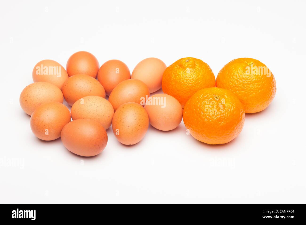 Immer noch leben der Eier und Tangerinen, Eier Cholesterin aber haben Hunderte von positiven Eigenschaften, Tangerine ist eine Frucht mit vielen Vitaminen. Stockfoto