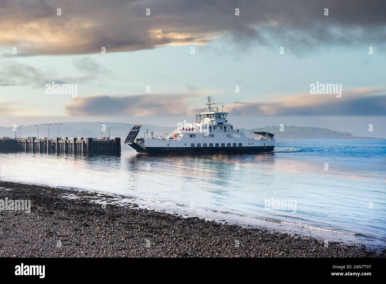 Largs Fähre der Annäherung an den Pier - Kopf auf einem schönen, aber kalten Oktober Tag in Schottland. Stockfoto