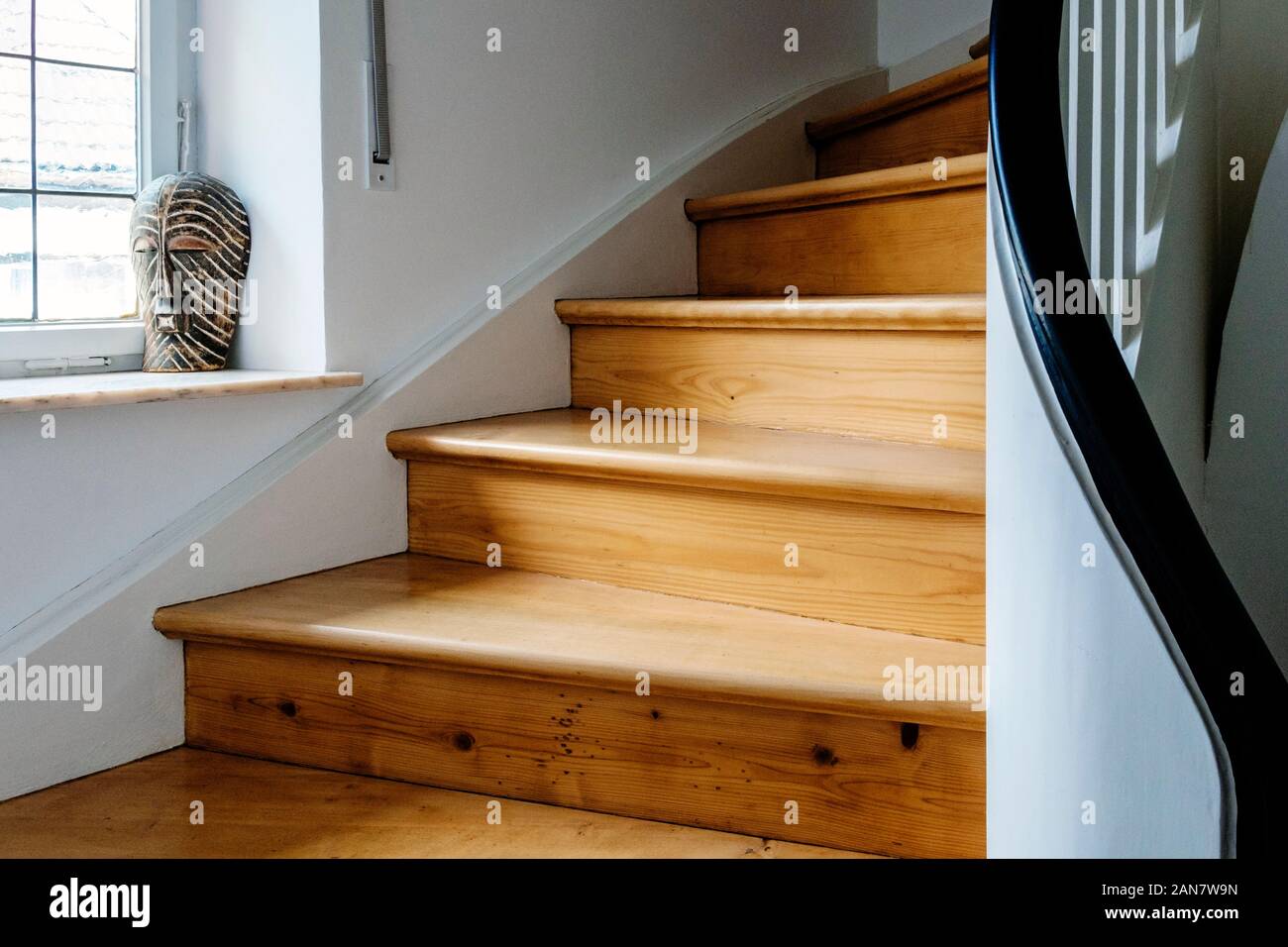 Holztreppe mit Afrikanische Maske eingerichtet Stockfoto