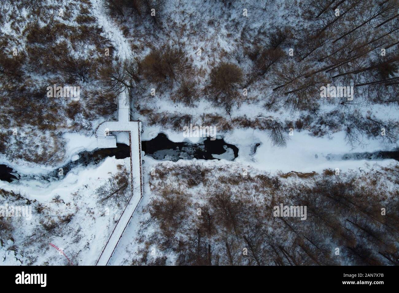 Harbin. 12 Jan, 2020. Luftaufnahme auf Jan. 12, 2020 zeigt ein Nicht einfrieren Fluss an einem malerischen Ort im Bezirk, Huzhong Dahinggan, im Nordosten der chinesischen Provinz Heilongjiang. Huzhong Bezirk ist einer der kältesten Orte in China, die sich am nördlichen Fuß des Berges in Yilehuli Dahinggan. Die durchschnittliche jährliche Temperatur ist hier minus 4,3 Grad Celsius und die niedrigste Temperatur in der Stadt in der Geschichte war minus 53,2 Grad Celsius. Credit: Zhang Tao/Xinhua/Alamy leben Nachrichten Stockfoto
