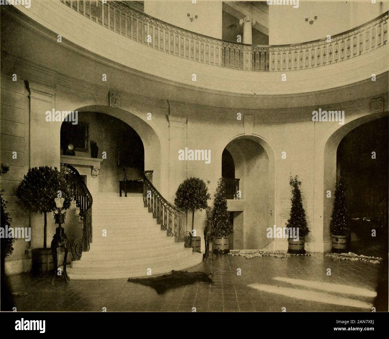 Amerikanischen Plantagen und Gärten. Auf der linken Seite. Zwei geschwungene Treppen, je eins an jeder Seite, sind die Ai)]) Kakerlaken aufden oberen Halle, die das Zentrum des Hauses - der Punkt, zu dem alles und dem der Plan dominiert wird, strahlt. Es ist eine wunderbare und überraschende Zimmer, ovale Form, zwei storiesin Höhe, beleuchtet von Windows in der Außenwand, und die andere im oberen Stockwerk, von whicha Flut von Sunshine ist über den Balkon, vollständig rund läuft es geworfen. Die gesamte dieschraube Hall ist in rosa Caen Stein, den oberen in Weiß Caen Stein; während die oberen Bögen, die die innere Kreis Stockfoto