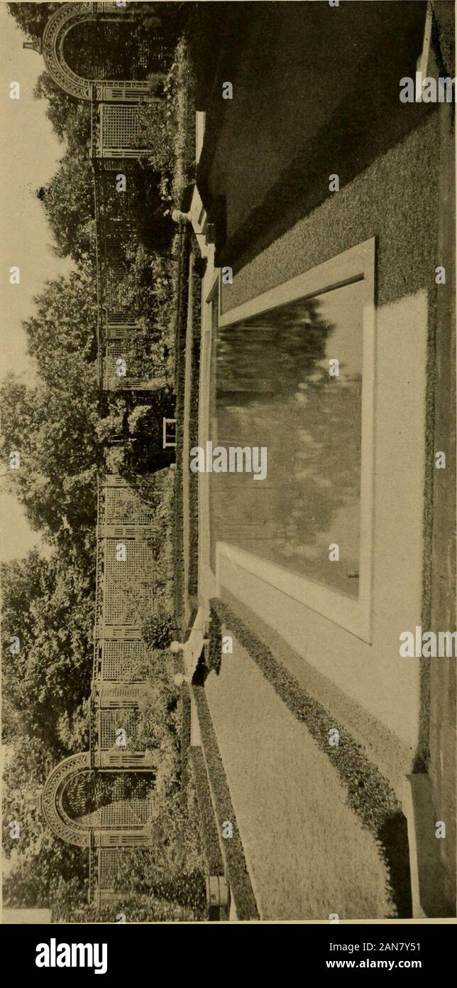 Amerikanischen Plantagen und Gärten. &Lt;oaQ<;;;;;;; Q-h o o w CO W2wX Ow CO DOX w h [45]. z wQa: &Lt;A-Zw z D C/5WA: h w w Hilfe a-z<;;;;;;; Ow CO TUN w[46] AMERIKANISCHEN PLANTAGEN UND GÄRTEN Abteilung auf der linken Seite. Zwei geschwungene Treppen, je eins an jeder Seite, sind die Ai)]) Kakerlaken aufden oberen Halle, die das Zentrum des Hauses - der Punkt, zu dem alles und dem der Plan dominiert wird, strahlt. Es ist eine wunderbare und überraschende Zimmer, ovale Form, zwei storiesin Höhe, beleuchtet von Windows in der Außenwand, und die andere im oberen Stockwerk, von whicha Flut von Sunshine ist über den Balkon geworfen, die ru Stockfoto