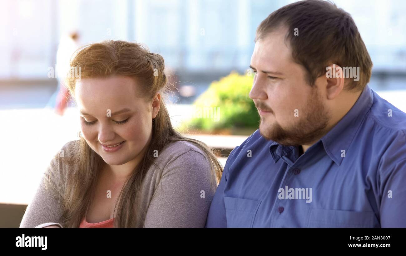 Schüchtern fett Paar in Café im Freien während romantisches Date sitzen, unbeholfene Situation Stockfoto