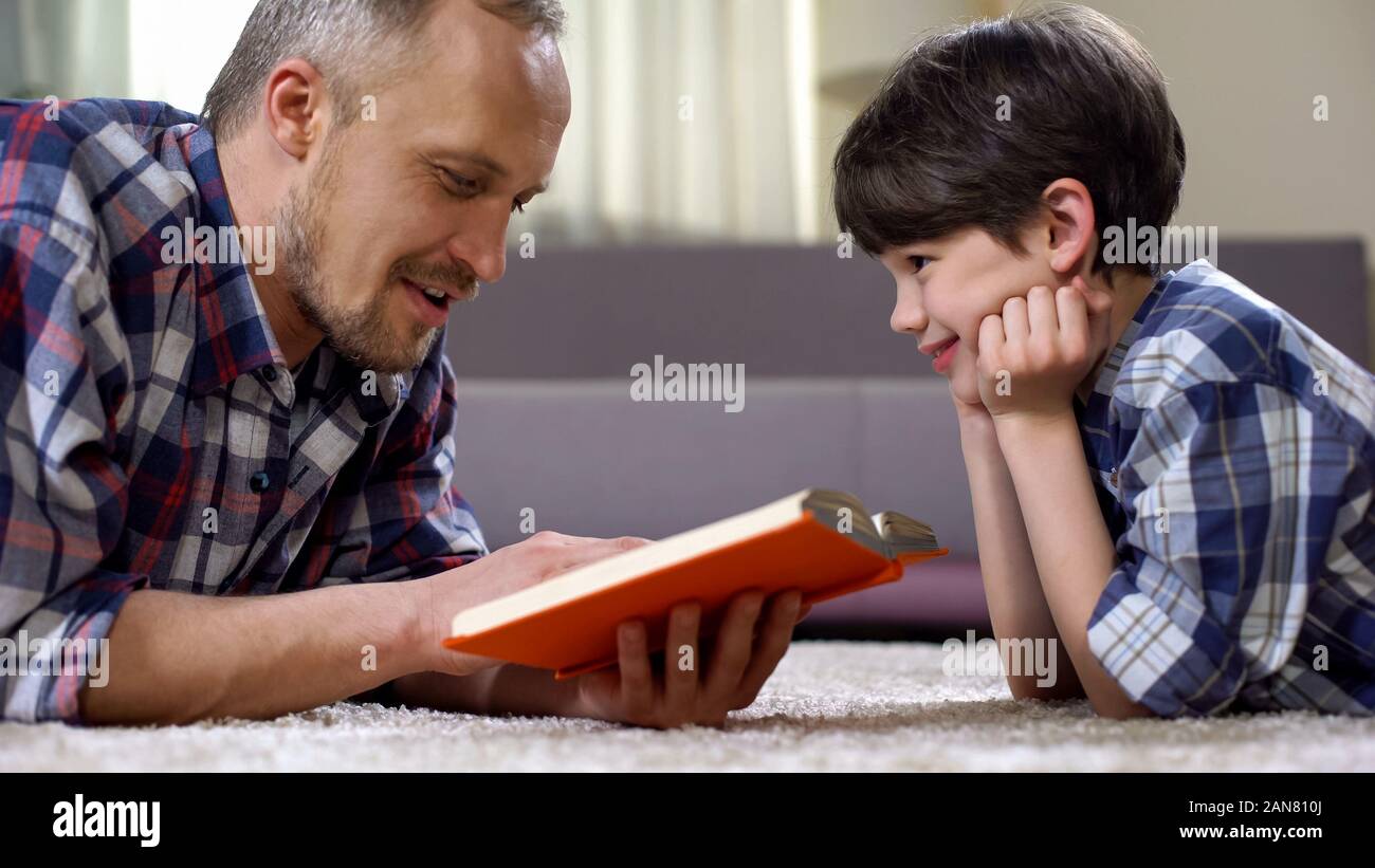 Vater lesen Vorschule Kind interessante Geschichte Buch, Zeit miteinander zu verbringen Stockfoto