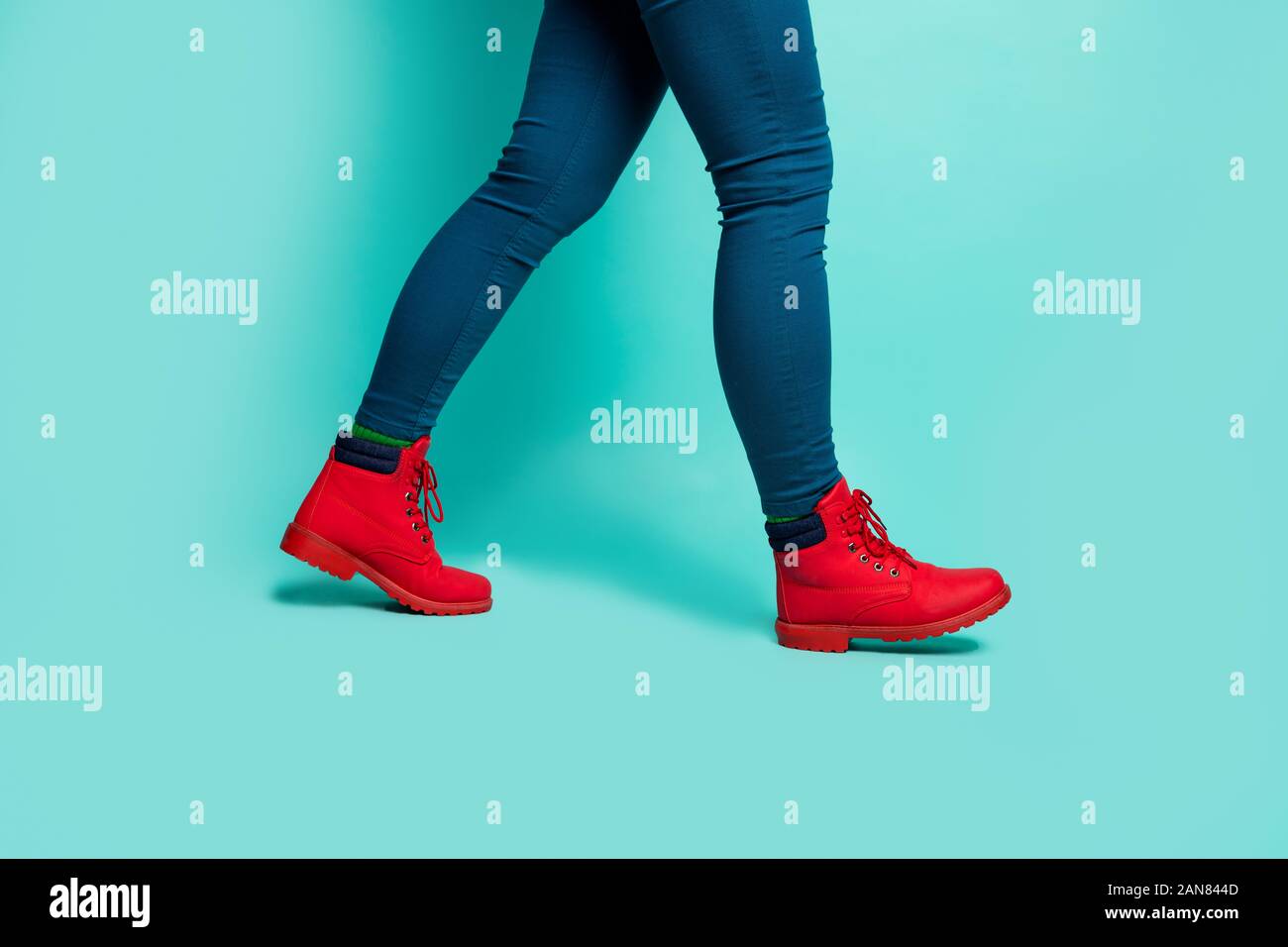 7 8 Closeup Profil Foto Von Fit Lady Beine Huften Hinunter Die Strasse Im Ausland Ausland Tragen Elegante Rote Schuhe Hosen Isoliert Blaugrune Farbe Stockfotografie Alamy