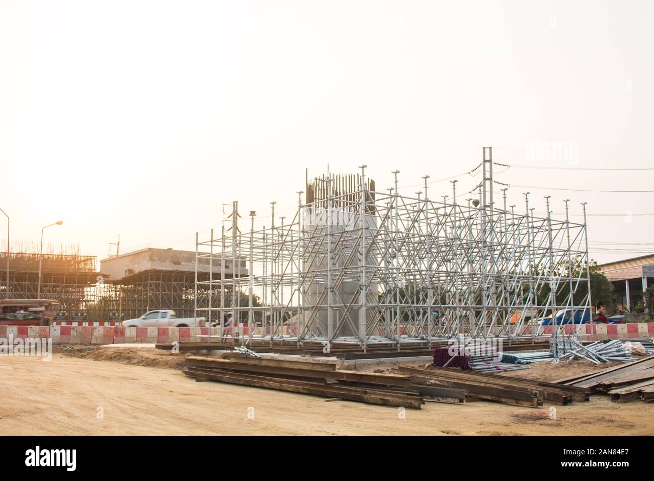 Bagger graben Boden Brücken über die Kreuzung zu errichten. In der Nähe der Gemeinschaft Stockfoto