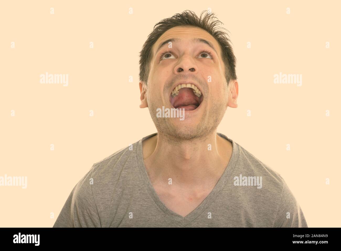 Studio shot junger Mann mit Drei-Tage-Bart vor weißem Hintergrund Stockfoto