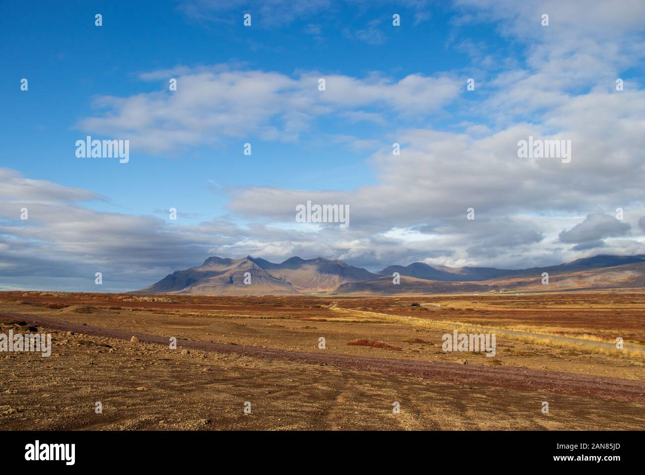 Rauhe Landschaft in Island bei schönem Wetter, blauer Himmel, Berge, Herbst Farben Stockfoto