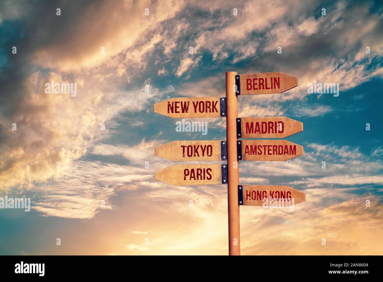 Richtung Board auf Sky blau und orange Licht der Sonne durch die Wolken Hintergrund. Konzept verschiedene Reiseziele Stockfoto