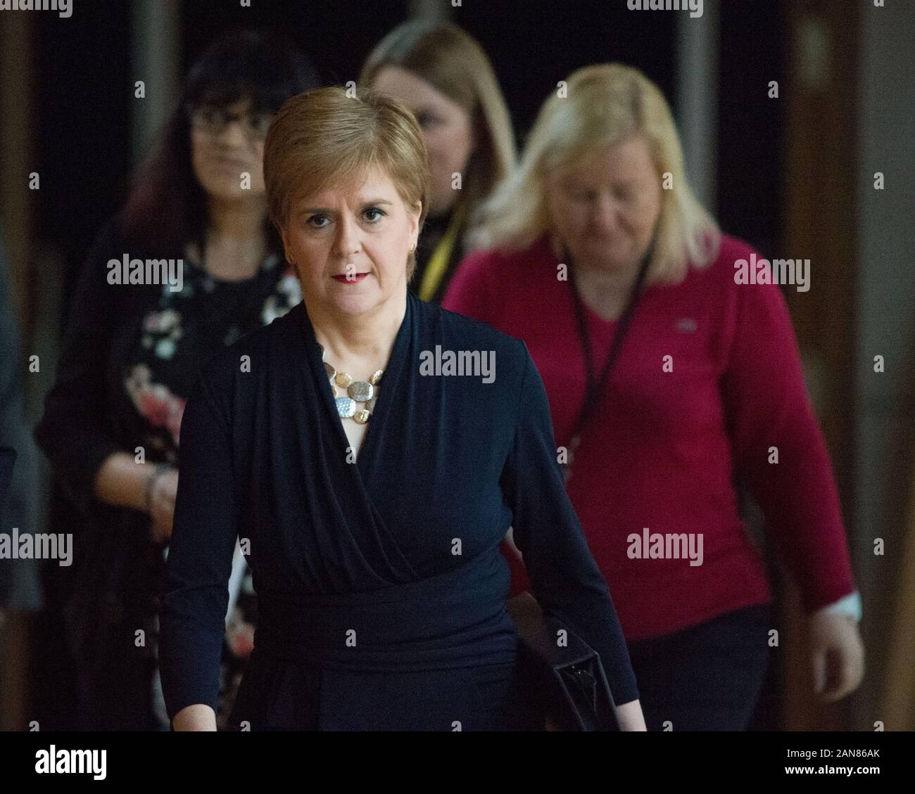 Edinburgh, Großbritannien. 16 Jan, 2020. Im Bild: Nicola Sturgeon MSP - Erster Minister von Schottland und Leiter der Scottish National Party (SNP). 2. Sitzung von 2020 der erste Minister Fragen an das schottische Parlament. Argumente und den Austausch von der Scottish National Party (SNP) nach dem britischen Premierminister Boris Johnson verweigerte die Erlaubnis für einen sekunden Unabhängigkeitsreferendum. Credit: Colin Fisher/Alamy leben Nachrichten Stockfoto