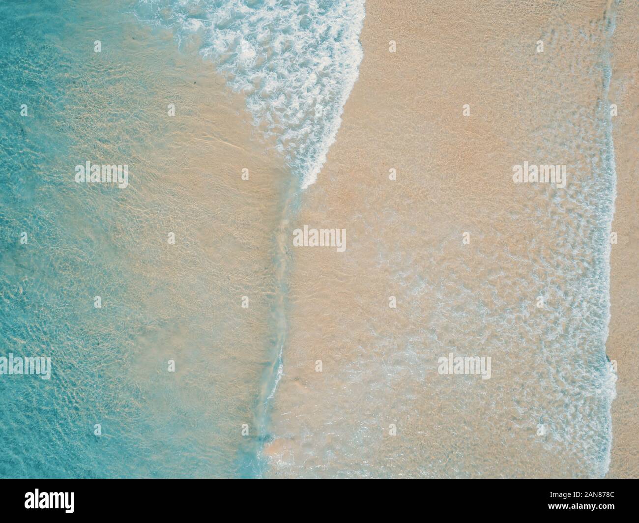 Luftaufnahme von tropischen Sandstrand und das blaue Meer. Blick von oben auf die Wellen des Ozeans erreichen Ufer auf sonnigen Tag. Palawan, Philippinen. Stockfoto