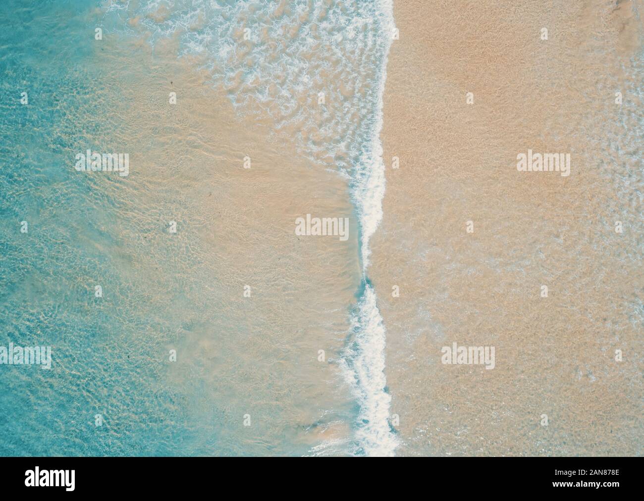 Luftaufnahme von tropischen Sandstrand und das blaue Meer. Blick von oben auf die Wellen des Ozeans erreichen Ufer auf sonnigen Tag. Palawan, Philippinen. Stockfoto